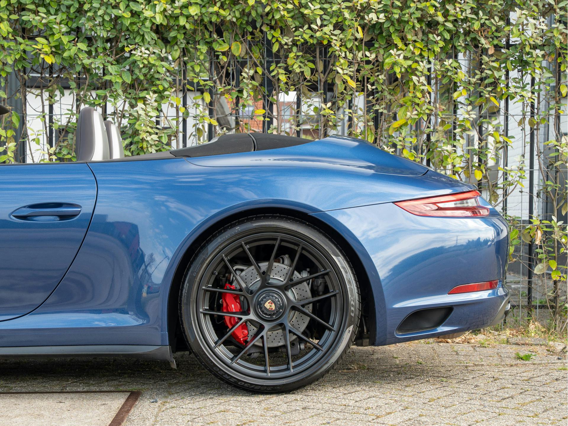 Porsche 911 Cabrio 3.0 Carrera 4 GTS | Blue Metallic Wrap | Bose | Adaptieve Sport-Stoelen
